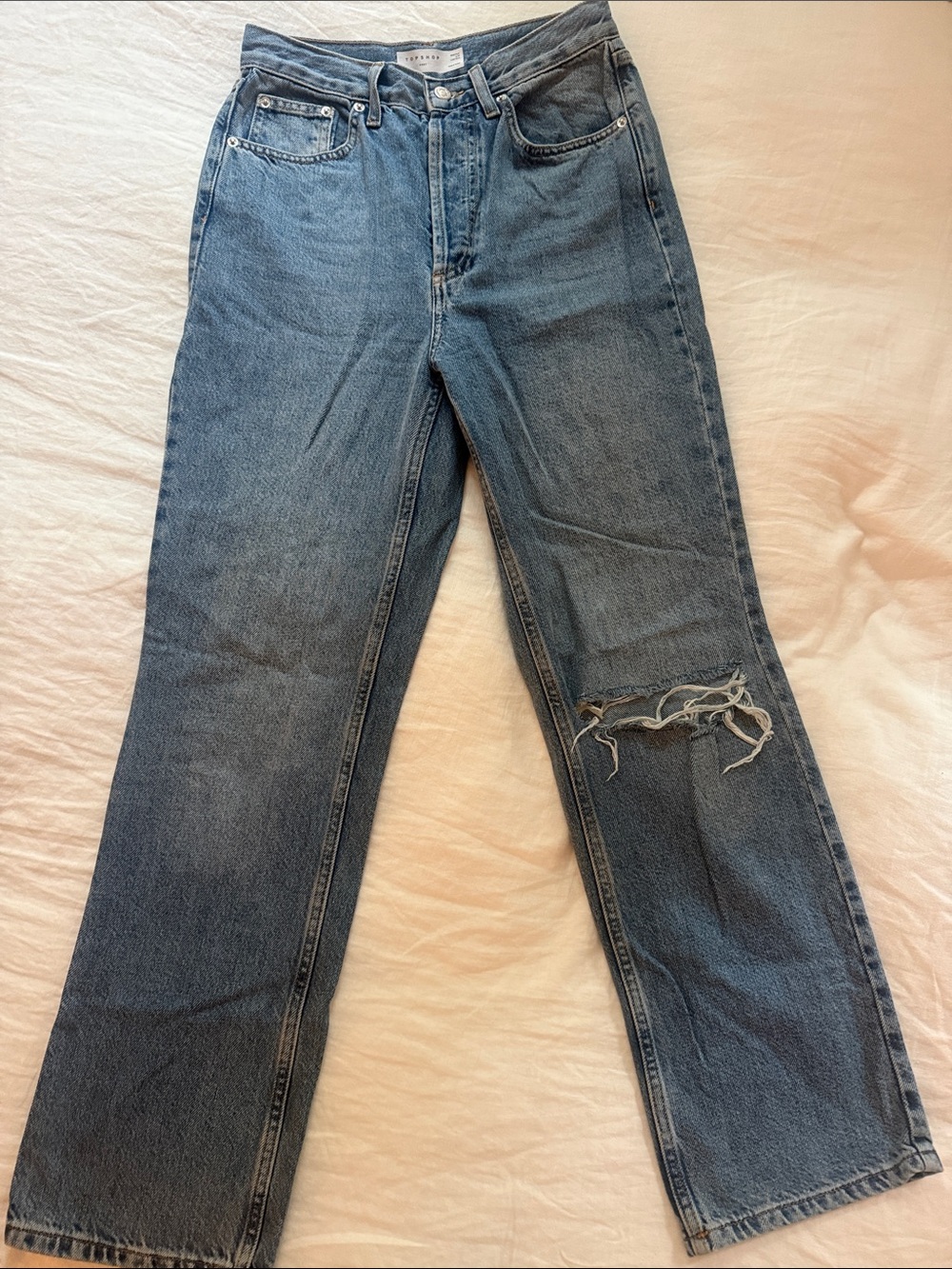 Vintage-Inspired Blue Straight-Leg women’s Jeans with Knee Rip